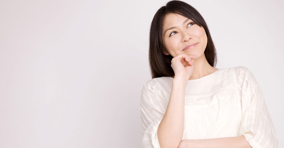考える女の人